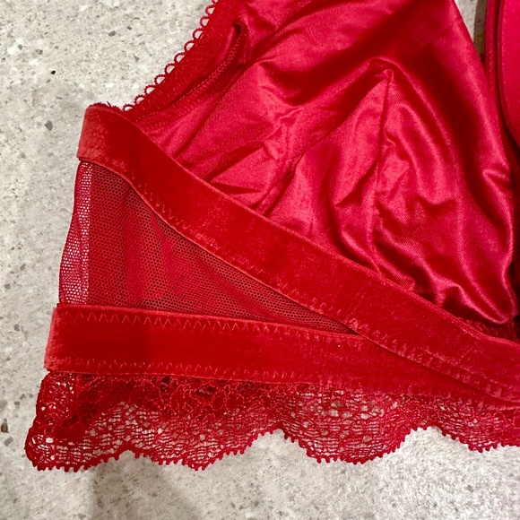 VICTORIA'S SECRET RED VELVET LACE BRALETTE SIZE MEDIUM - Picture 4 of 4